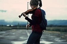 米国のプロバイオリニストTaylor Davisさんが奏でる『The Last of Us』メインテーマが話題 画像