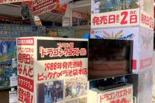 あの日、勇者たちがゲーム店に押し寄せた！HD-2D版『ドラクエ3』発売を前に、ビックカメラが“懐かしの大行列写真”で店内を装飾 画像