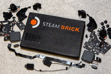 「Steam Deckの画面とボタンは使わん、ARグラスに接続すればいいからな」「なんだと！？」Steam Deckを電源ボタンとUSBポートのみの超小型PC「Steam Brick」に改造した猛者が現れる 画像