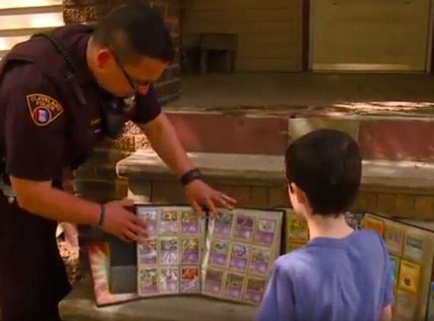 海外の少年が ポケモン カード窃盗被害 落ち込む少年へ警官が激レア ミュウ 贈る Game Spark 国内 海外ゲーム情報サイト