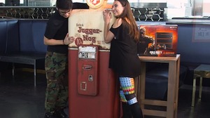 超でかい！『CoD:BO3』ゾンビモードの「ジャガーノグ自販機」型冷蔵庫の製作映像！ 画像