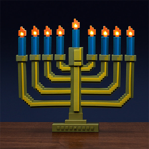 8bit風のスタンドランプ「8-Bit Light-Up Menorah」が素敵！2Dゲームに出てきそうなロウソク型