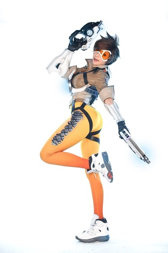 クールな脚線美！『Overwatch』トレーサーの本気コスプレ美女