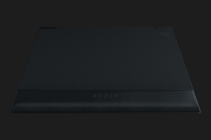 Razer、ハード/クロス両対応のマウスマットとカナル型ヘッドセットを発売