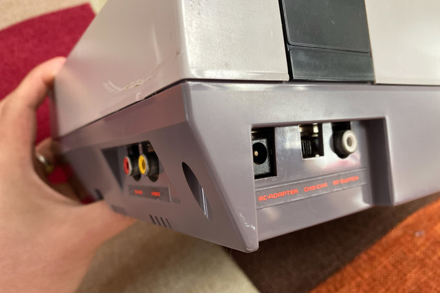 国内ではほとんど情報が無い海外版ファミコン「NES」の不思議な世界─ソフトの入れ方すら異なる“別物”っぷり！生粋のマニアがその魅力を語る