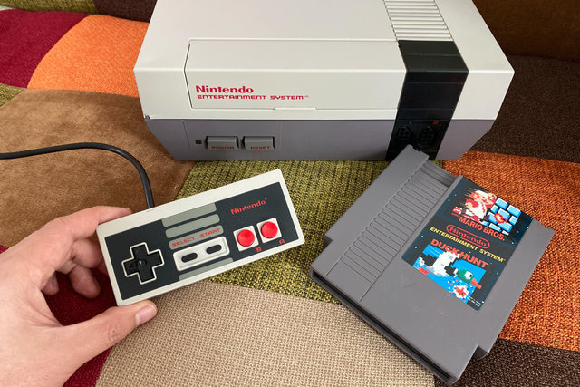 国内ではほとんど情報が無い海外版ファミコン「NES」の不思議な世界─ソフトの入れ方すら異なる“別物”っぷり！生粋のマニアがその魅力を語る