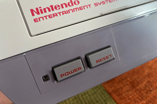 国内ではほとんど情報が無い海外版ファミコン「NES」の不思議な世界─ソフトの入れ方すら異なる“別物”っぷり！生粋のマニアがその魅力を語る