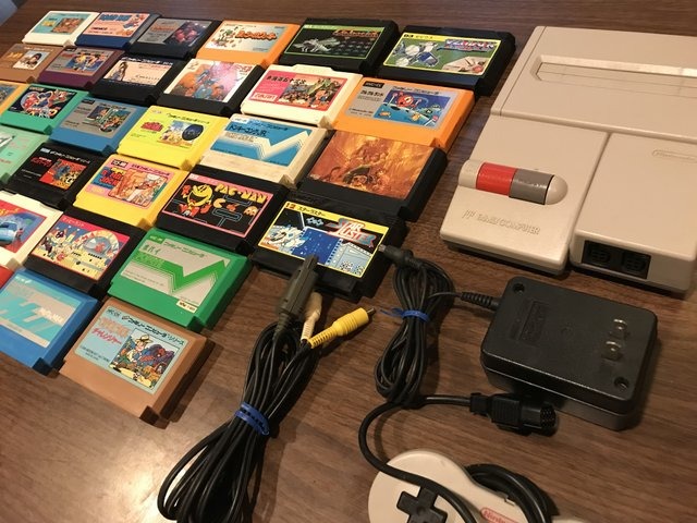 国内ではほとんど情報が無い海外版ファミコン「NES」の不思議な世界─ソフトの入れ方すら異なる“別物”っぷり！生粋のマニアがその魅力を語る