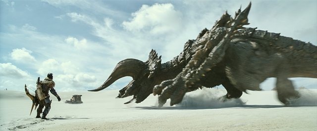 映画「モンスターハンター」地中から”ディアブロス亜種”が強襲！ファンお馴染みの場面を完全再現した最新映像公開