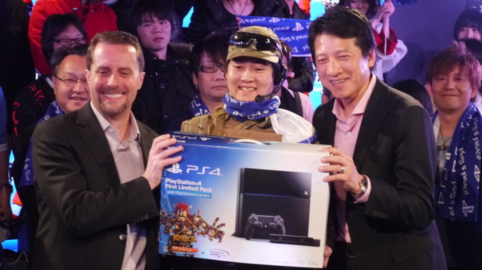 PS4の日本購入者第1号はネコミさん ― SCE社長が本体を手渡し