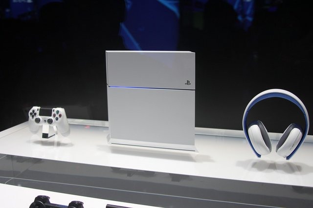 【E3 2014】SCEブースにて、まばゆい「グレイシャー・ホワイト」のPS4本体をチェック