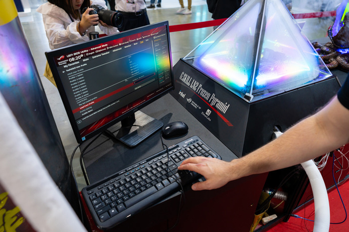 パソコンからビールが出てきた！カオスなカスタムPCで会場を熱くした「G.SKILL」出展PCたち【COMPUTEX 2023】