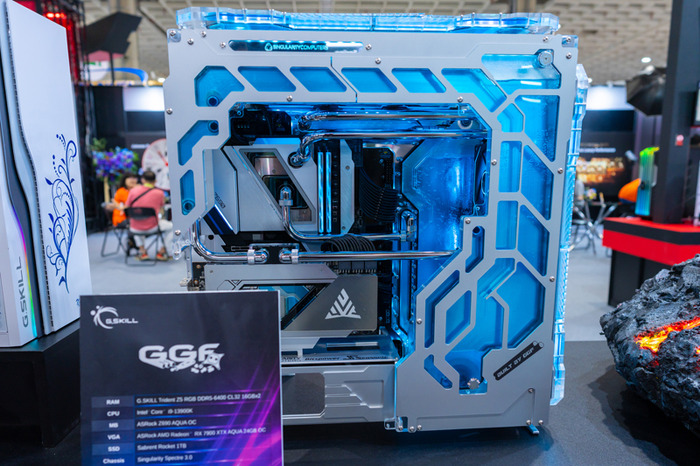 パソコンからビールが出てきた！カオスなカスタムPCで会場を熱くした「G.SKILL」出展PCたち【COMPUTEX 2023】