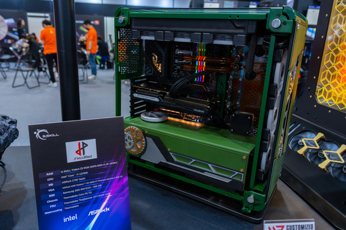 パソコンからビールが出てきた！カオスなカスタムPCで会場を熱くした「G.SKILL」出展PCたち【COMPUTEX 2023】