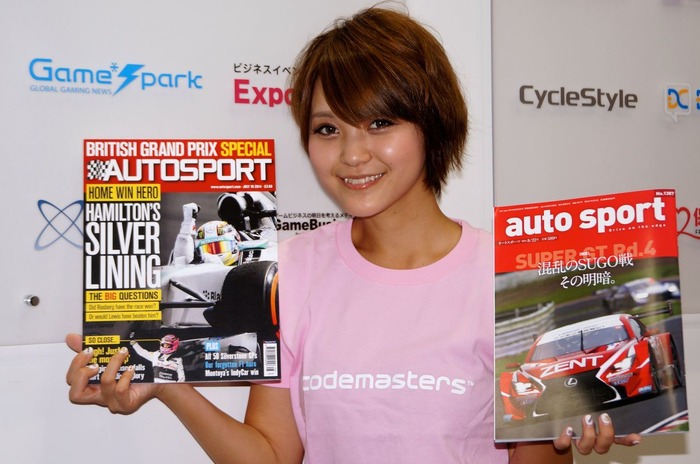 『GRID Autosport』で元レースクイーンと対戦！ 「桃んが」が編集部にやってきた