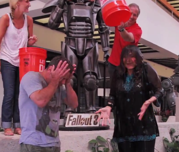 Bethesdaスタッフらが「Ice Bucket Challenge」に挑戦！会長の奥さんもずぶ濡れに