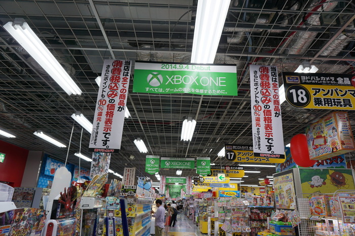 【Xbox One発売特集】発売当日をフォトレポート、開店前の秋葉原ヨドバシカメラに並ぶファン