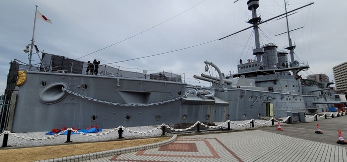 記念艦三笠がある三笠公園は横須賀市の中央部にありますが、横須賀美術館とはバスで40分くらい離れているので、両方行く場合は時間に注意してください。