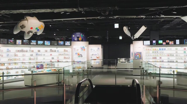 デカ過ぎんだろ…「ニンテンドーミュージアム」に展示される“クソデカコントローラー”に任天堂ファン驚愕！実際に操作できる体験コーナーも用意