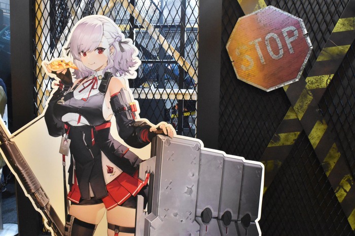 ターン制SRPGとして進化した『ドルフロ2』！コスプレイヤーに等身大パネルと、見ごたえばっちりなブースを訪問してみた【TGS2024】