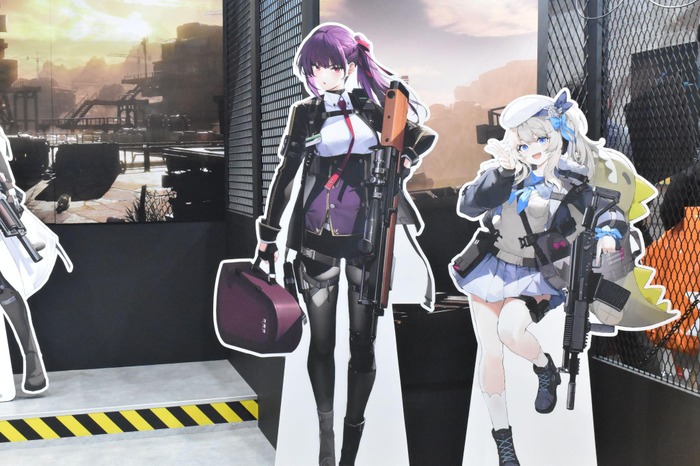 ターン制SRPGとして進化した『ドルフロ2』！コスプレイヤーに等身大パネルと、見ごたえばっちりなブースを訪問してみた【TGS2024】