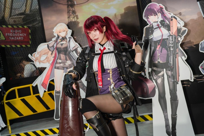 ターン制SRPGとして進化した『ドルフロ2』！コスプレイヤーに等身大パネルと、見ごたえばっちりなブースを訪問してみた【TGS2024】