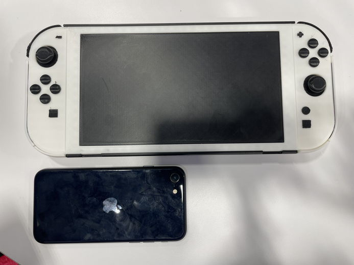 リークをもとに作り上げた？「ニンテンドースイッチ 2」のカバーを展示する海外メーカーに直撃取材！