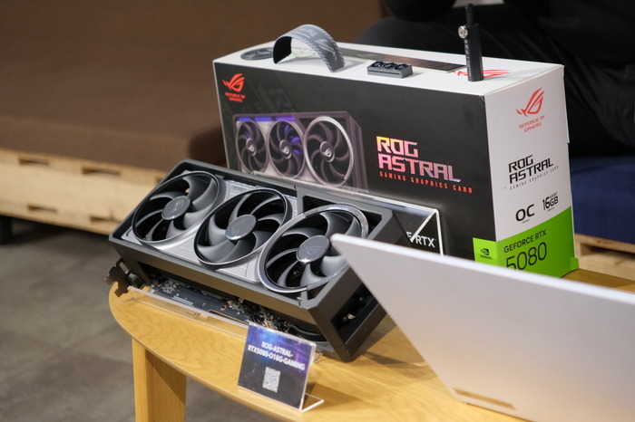 超高難度、「マザボ神経衰弱」とは…！？ハイブリッド簡易水冷式のRTX 5090グラフィックカードも展示！ASUSの新製品イベントレポ