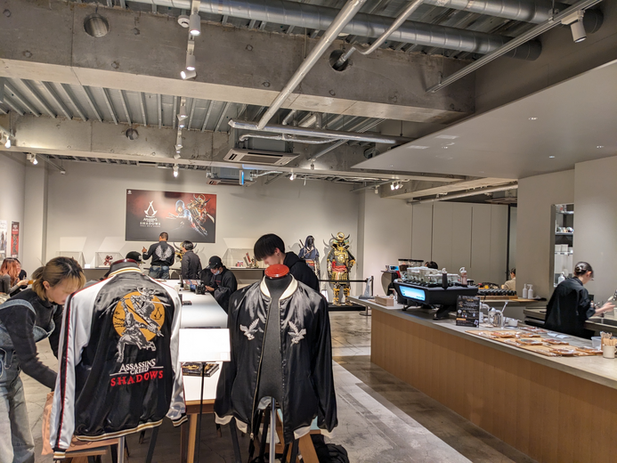 「アサシン クリード コラボカフェ LEGACY」が東京・原宿にて2日間限定で開催！週末は『シャドウズ』の展示物やコラボメニューを満喫しよう