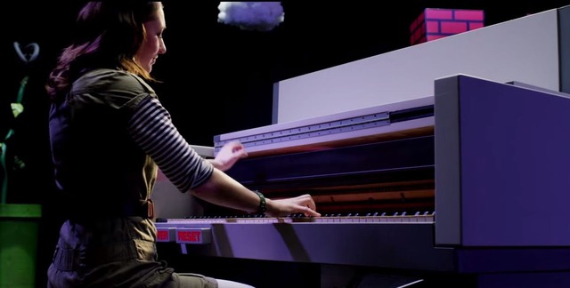 女性ピアニストの スーパーマリオブラザーズ メドレー Nes型の素敵なピアノも登場 全画面画像2枚目 Game Spark 国内 海外 ゲーム情報サイト