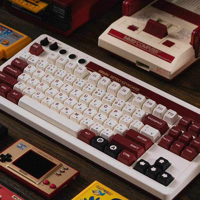 ファミリーベーシック風のレトロメカニカルキーボードを8BitDoが発売 